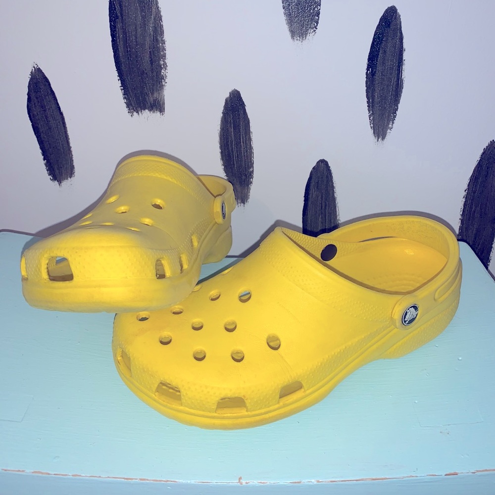 Yellow Crocs women’s 8